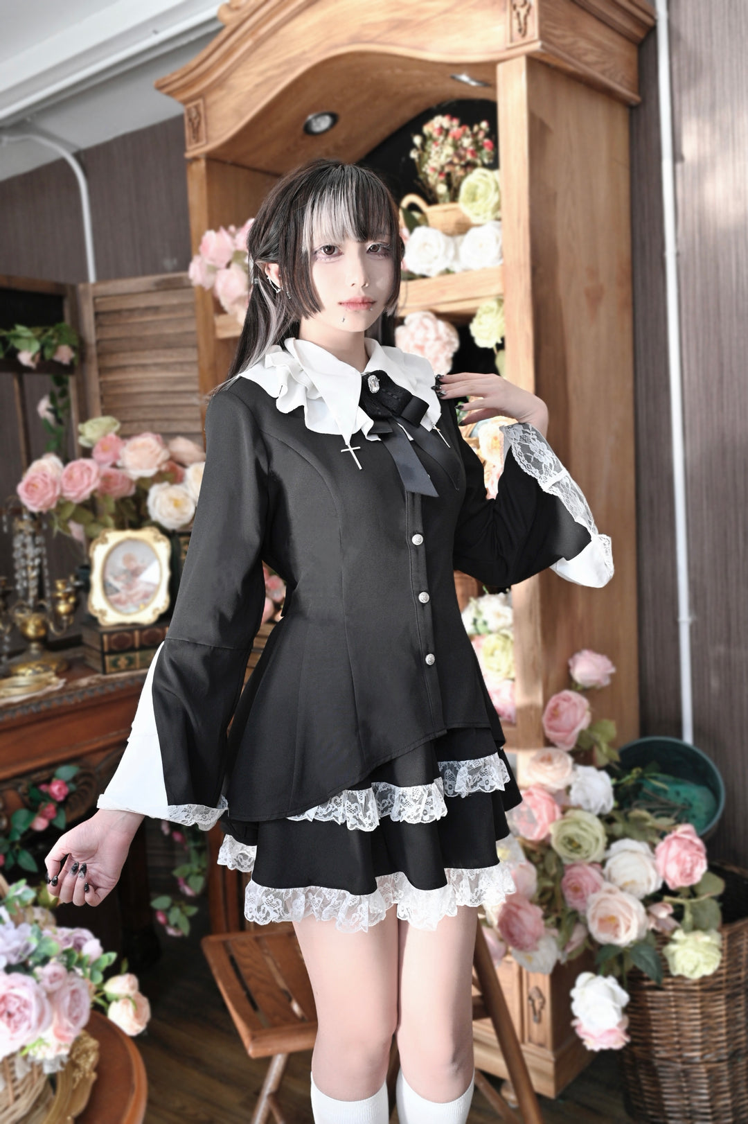 Jirai Kei Set Up Bicolor Shirt Skirt Set Cross Point Collar Lace Blouse (L M S) 33710:443952 (L M S) 33710:443952