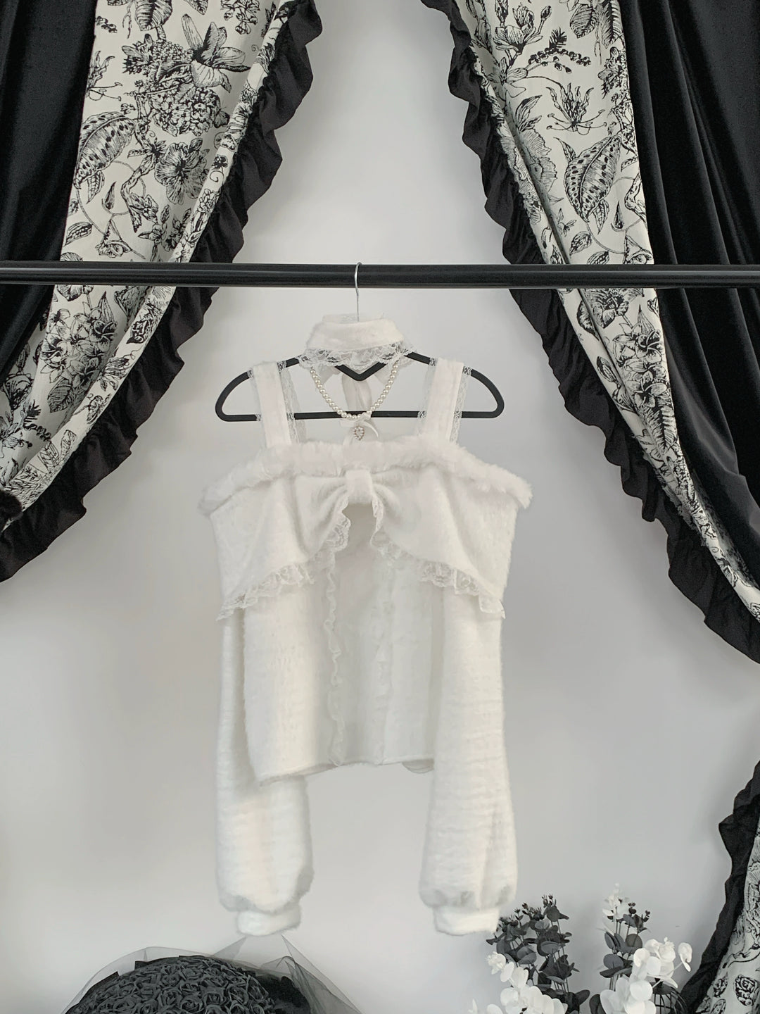 Open-Shoulder Plush Top, Choker with Pearl-Like Chain (L M S XL) 44114:801545