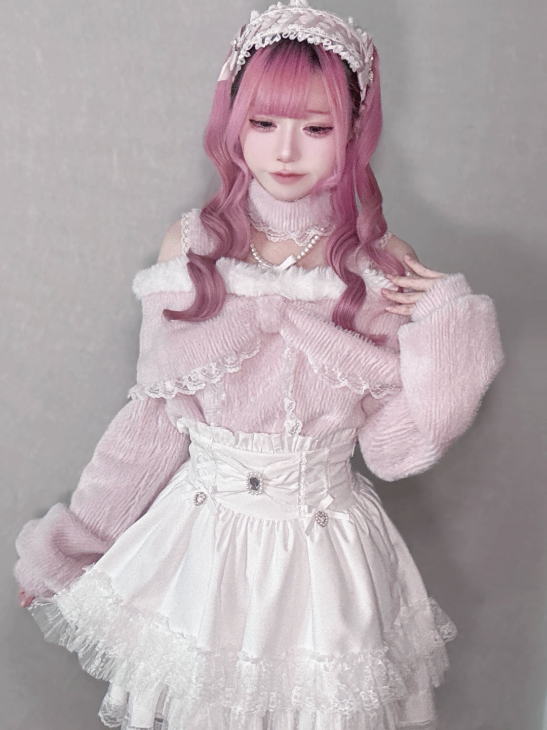 Open-Shoulder Plush Top, Choker with Pearl-Like Chain 44114:801549