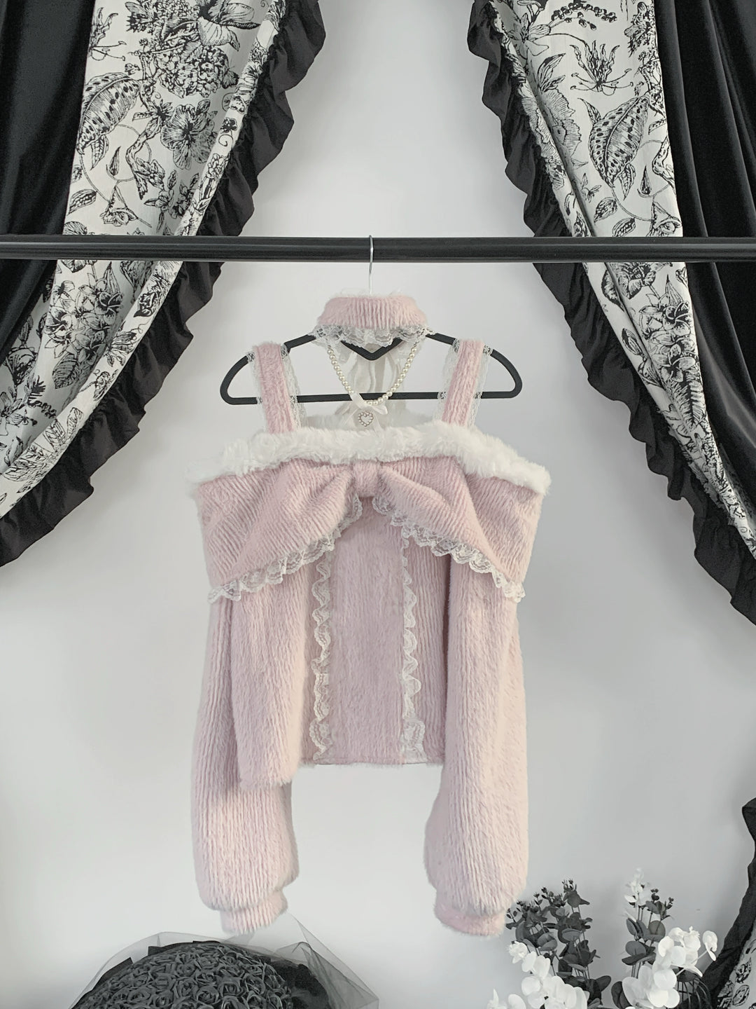 Open-Shoulder Plush Top, Choker with Pearl-Like Chain (L M S XL) 44114:801534